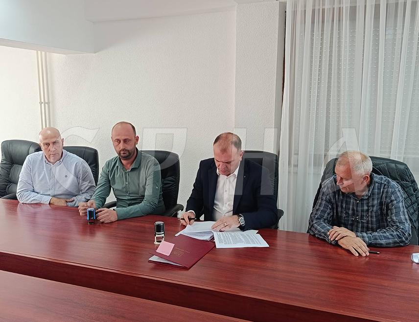 ЗВОРНИК, 30. СЕПТЕМБРА /СРНА/ - Градоначелник Зворника Бојан Ивановић потписао је данас са представници извођача радова уговор вриједан 3,5 милиона КМ о реконструкцији, доградњи и надоградњи објекта Основног суда у овом граду у који ће бити смјештени Основни, Окружни и Привредни суд, те Тужилаштво и Правобранилаштво Републике Српске.