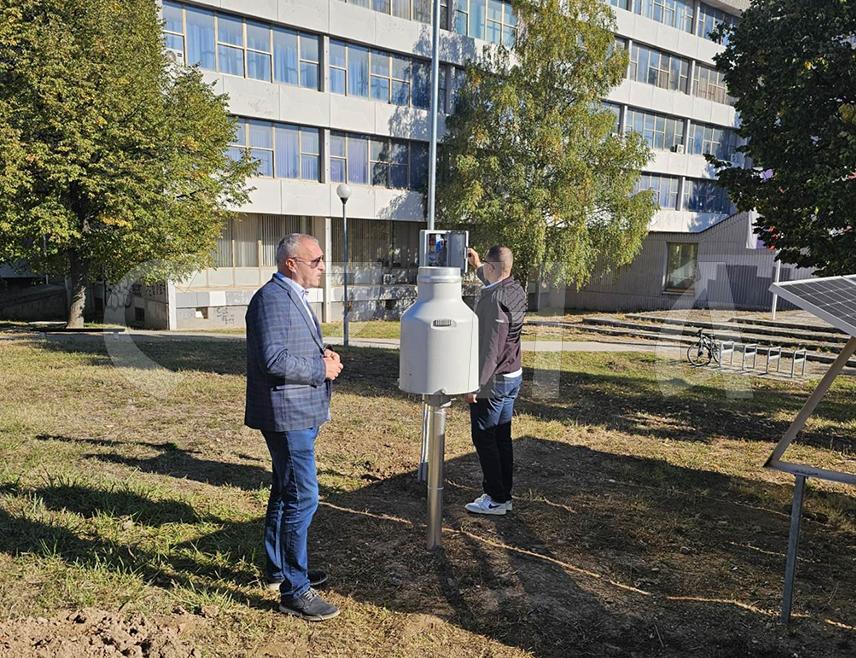ИСТОЧНО САРАЈЕВО, 1. ОКТОБРА /СРНА/ - Метеоролошка станица коју су развили и израдили истраживачи у Центру за дигиталне иновације Електротехничког факултета
/ЕТФ/ Универзитета у Источном Сарајеву, која нуди и могућност мјерења количине и интензитета падавина, а до 10 пута је јефтинија у односу на конкуренцију, представљена је данас у овом граду.