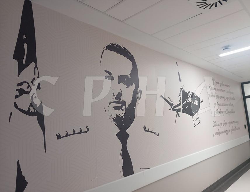TREBINJE, OCTOBER 1 /SRNA/ - A mural has been painted on the building of Trebinje Hospital as a tribute to Boban Kusturić, a longtime pilot and director of the Republika Srpska Ministry of Interior's Aviation Directorate, a man who never turned down a call for help or said that he could not help, in recognition of everything he did for patients from Trebinje and Herzegovina.