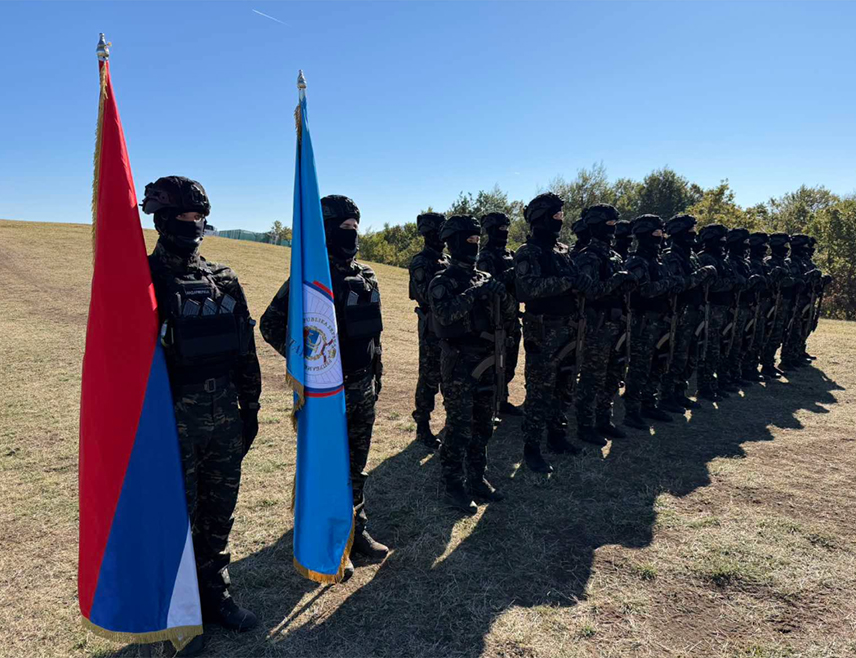 ПРИЈЕДОР, 1. ОКТОБРА /СРНА/ - Предсједник Милорад Додик поручио је да су полицијски службеници Министарства унутрашњих послова /МУП/ Републике Српске врхунске патриоте који су у сваком тренутку на бранику Српске, која им мора узвратити побољшањем њиховог личног стандарда, али и опремањем свих јединица које се употребљавају у било којем сегменту очувања безбједности.