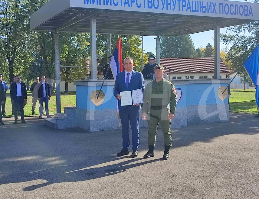 БАЊАЛУКА, 2. ОКТОБРА /СРНА/ - У Центру за обуку Министарства унутрашњих послова /МУП/ Републике Српске у Залужанима код Бањалуке уручене су захвалнице за подршку у стварању и развоју овог центра, а међу добитницима су, између осталих, и српски члан Предсједништва БиХ Жељка Цвијановић и предсједник Милорад Додик.