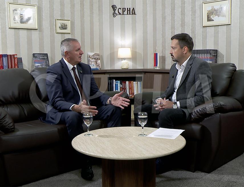 БАЊАЛУКА, 2. ОКТОБРА /СРНА/ - Вршилац дужности директора Јавног предузећа "Аутопутеви Републике Српске" Радован Вишковић изјавио је да је тренутно уговорена изградња 114,5 километара нових ауто-путева, уз обезбијеђено финансирање и извођаче, што представља инвестициони циклус вриједан више од 2,5 милијарди КМ без ПДВ-а.