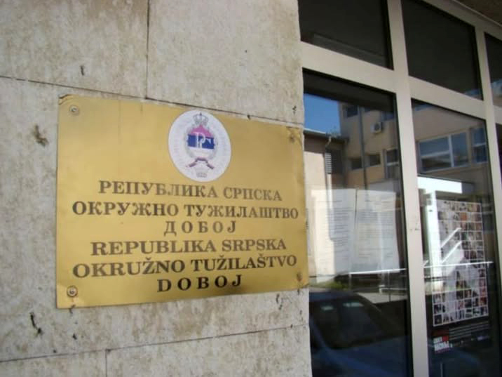 ДОБОЈ, 2. ОКТОБРА /СРНА/ - Против лица иницијала М.Л. из Добоја достављен је извјештај добојском Окружном јавном тужилаштву због сумње да је починило разбојништво.
