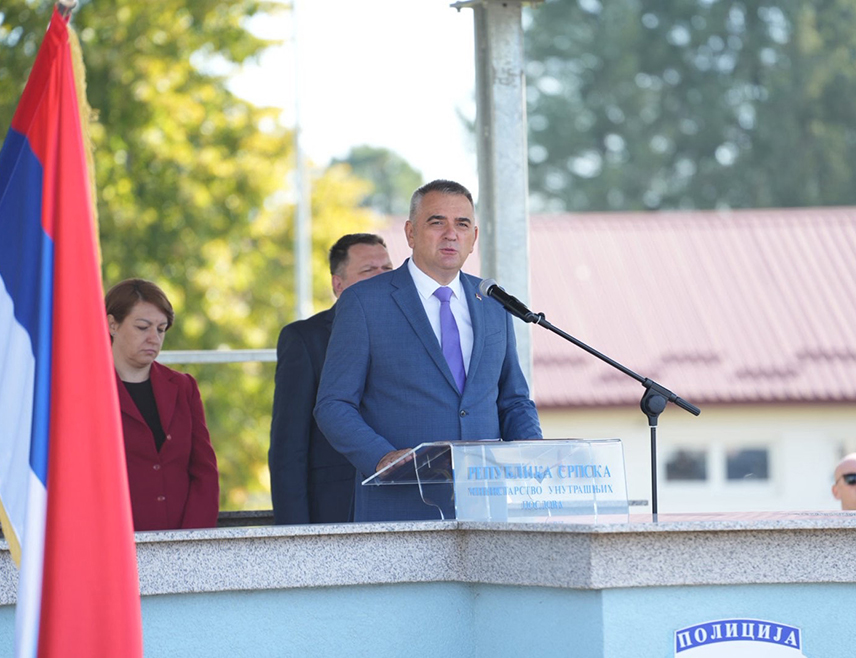 БАЊАЛУКА, 2. ОКТОБРА /СРНА/ - Премијер Републике Српске Саво Минић поручио је да ће Влада наставити да улаже у Министарство унутрашњих послова /МУП/ и његове припаднике који обезбјеђују сигурност грађана и Српске.