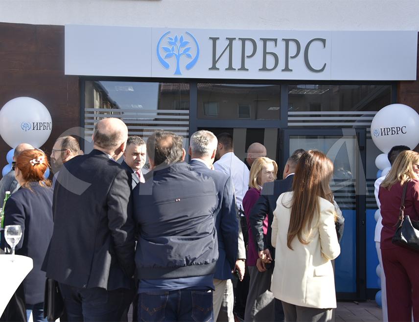БАЊАЛУКА, 2. ОКТОБРА /СРНА/ - Инвестиционо-развојна банка /ИРБ/ Републике Српске отворила је канцеларију у Лакташима како би била још доступнија својим клијентима.