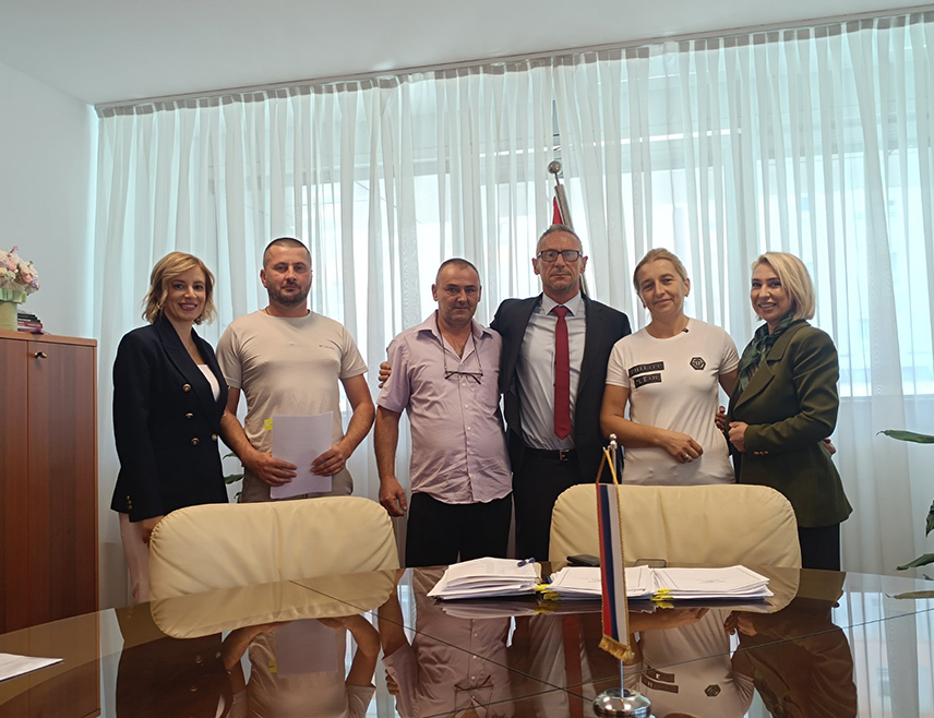 БАЊАЛУКА, 2. ОКТОБРА /СРНА/ - На јавном позиву за самозапошљавање незапослене дјеце бораца погинулих у Одбрамбено-отаџбинском рату прошло је 136 корисника, за које је Влада Републике Српске обезбиједила укупно 2,72 милиона КМ.