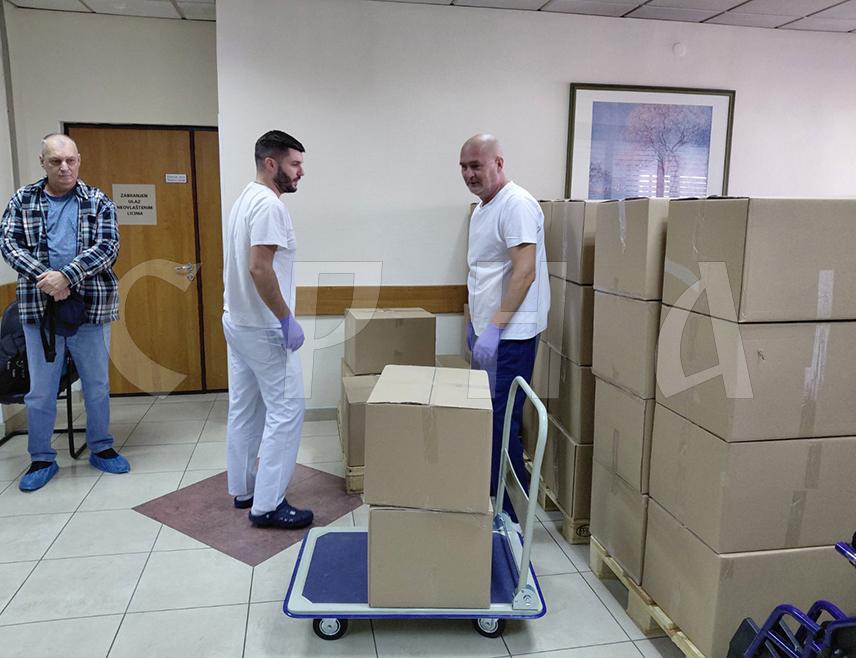 БАЊАЛУКА, 2. ОКТОБРА /СРНА/ - У Заводу за дијализу и трансплантацију Републике Српске у Бањалуци данас је почела подјела хигијенских пакета за око 1.000 хемодијализних пацијената у 11 дијализних центара у Српској.