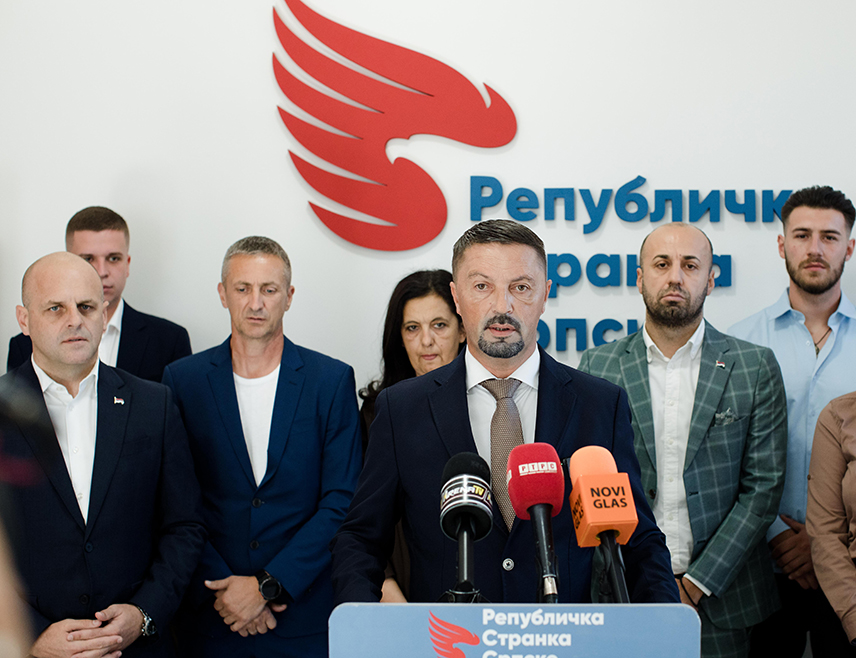 БИЈЕЉИНА, 2. ОКTОБРА /СРНА/ - Постоји огромна разлика у односима Републике Српске са свијетом у задњих неколико година и зато Републичка странка Српске /РСС/ недвосмислено подржава кандидате СНСД-а за српског члана Предсједништва БиХ Жељку Цвијановић и за предсједника Српске Саву Минића, поручио је предсједник РСС-а Славенко Ристић.