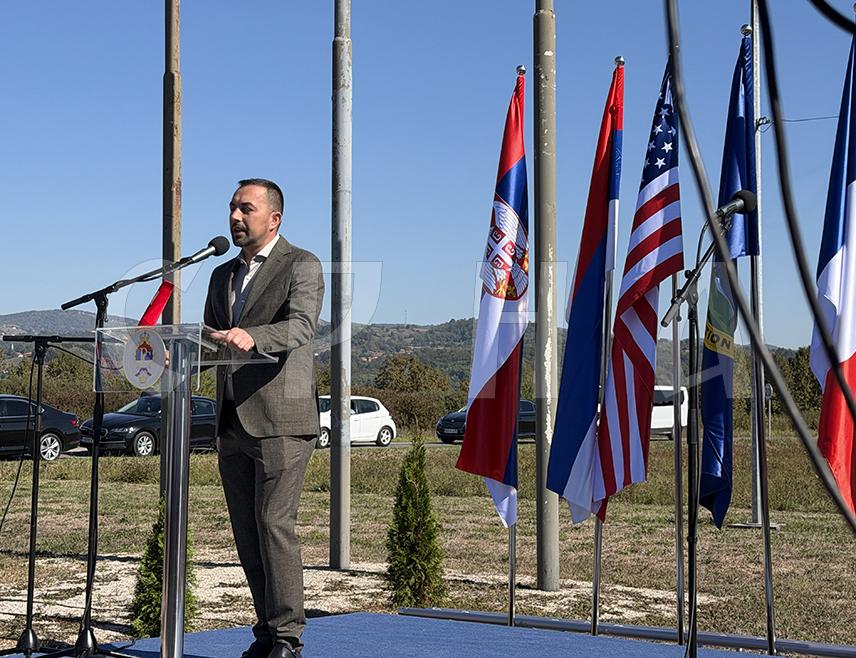 ДОБОЈ, 3. ОКТОБРА /СРНА/ - Градоначелник Добоја Борис Јеринић поручио је данас из Бољанића на Озрену, гдје је спашено више од 60 савезничких пилота, да сама мисија "Халијард" треба да нам буде поука да се прави још више мостова са Америком, који се данас успостављају захваљујући предсједнику Милораду Додику и српском члану Предсједништва БиХ Жељки Цвијановић.