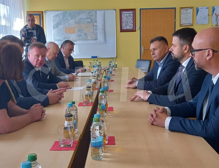 БАЊАЛУКА, 3. ОКТОБРА /СРНА/ - Министар привреде и предузетништва Републике Српске Раденко Бубић изјавио је да ће Министарство настојати да пронађе могућност да се Компанија "СХП Целекс" укључи у посебан пакет подршке, да би јој се помогло у реализацији инвестиција које су планиране у наредном периоду.