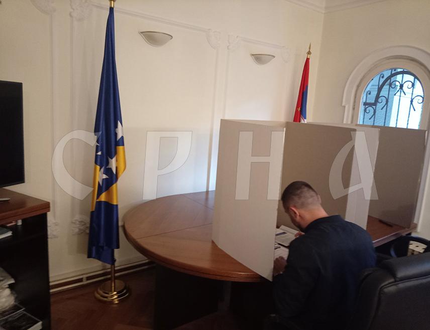 БЕОГРАД, 4. ОКТОБРА /СРНА/ - Бирачко мјесто у Амбасади БиХ у Београду отворено ја на вријеме и све тече у складу са процедурама, рекла је Срни министар савјетник у Амбасади и замјеник предсједника Бирачког одбора Селма Стојановић.