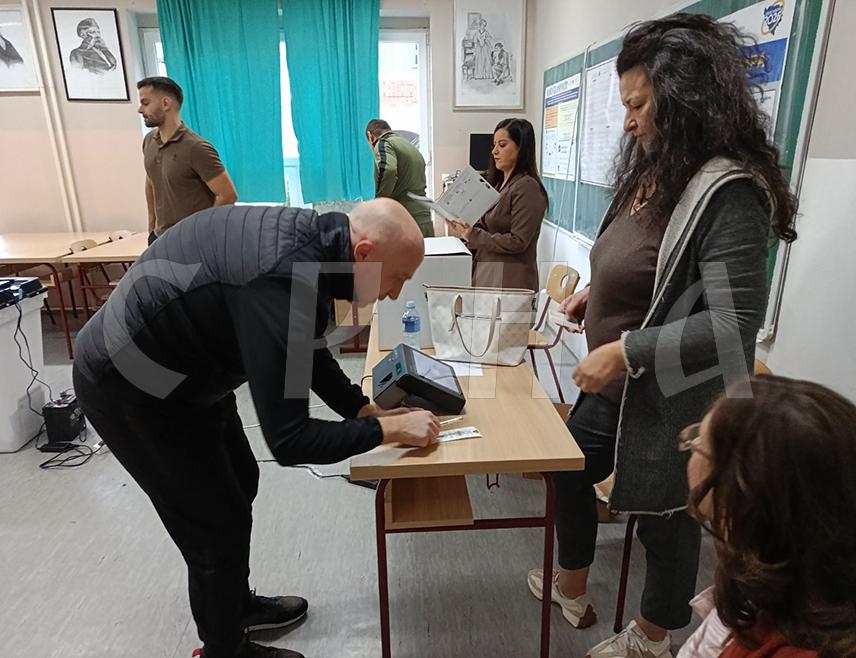 ЗВОРНИК, 4. ОКТОБРА /СРНА/ - Поједина бирачка мјеста у Зворнику нису отворена на вријеме због проблема са новим технологијама, рекао је Срни предсједник Градске изборне комисије /ГИК/ Мустафа Арифовић.