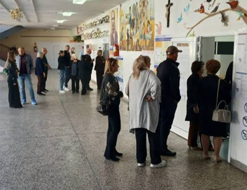 ЛАКТАШИ, 4. ОКТОБРА /СРНА/ - Велике гужве забиљежене су данас на биралиштима у Лакташима, а на појединима ће бити продужено гласање, рекла је Срни предсједник Градске изборне комисије /ГИК/ Гордана Нишић.