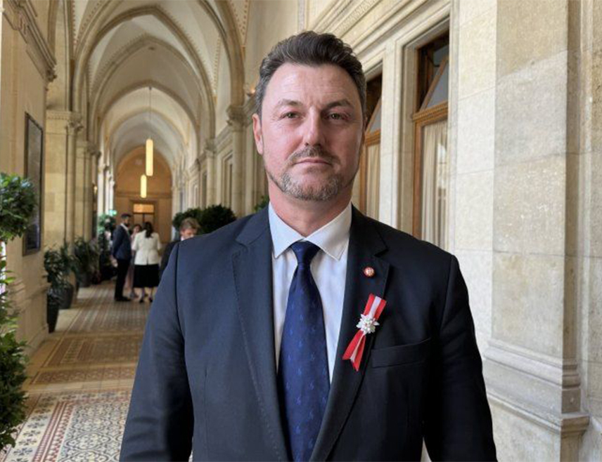БЕЧ, 5. ОКТОБРА /СРНА/ - Посланик Слободарске партије Аустрије у бечком парламенту Илија Туфегџић честитао је предсједнику СНСД-а Милораду Додику на величанственом резултату те странке оствареном на општим изборима у БиХ и истакао да побједа СНСД-а на свим нивоима доказује коме Срби највише вјерују.