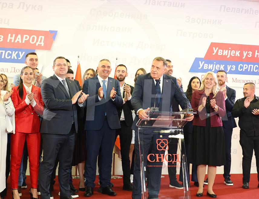 ПАЛЕ, 5. ОКТОБРА /СРНА/ - Професор Правног факултета Универзитета у Источном Сарајеву Радомир Лукић изјавио је Срни да су избори у БиХ показали да међународна заједница није успјела да растури СНСД и да је јасно да народ жели политику очувања, коју је и до сада водила та политичка партија.