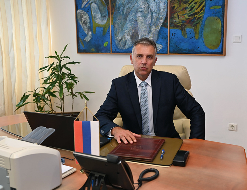 БАЊАЛУКА, 5. ОКТОБРА /СРНА/ - Министар просвјете и културе Боривоје Голубовић честитао је просвјетним радницима у Републици Српској Свјетски дан учитеља, истакавши да је то један од најодговорнијих и најважнијих послова у друштву, те им захвалио за знање и посвећеност које свакодневно улажу у образовање ученика.
