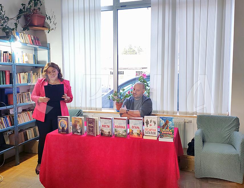 СОКОЛАЦ, 5. ОКТОБРА /СРНА/ - Књижевник Ненад Милкић из Малог Зворника представио је публици у Сокоцу свој књижевни опус, а фокус је био на његовим књигама које су изашле у протекле три године.