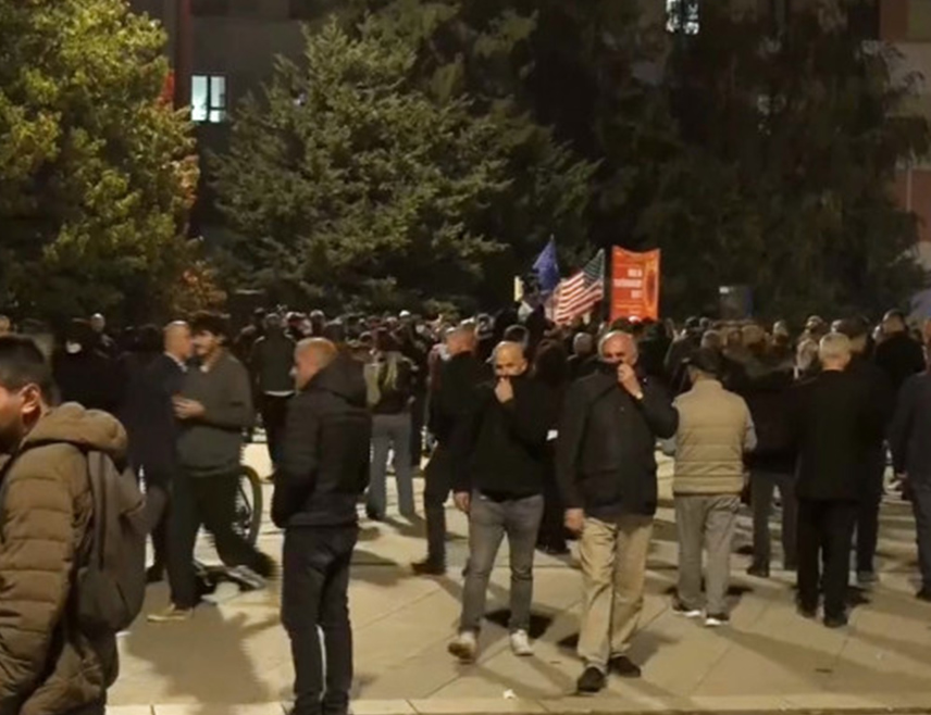 ПРИШТИНА, 5. ОКТОБРА /СРНА/ - Присталице терористичке ОВК које протестују пред скупштином привремених институција у Приштини поново су вечерас бацали пиротехничка средства на шта је полиција узвратила сузавцем.