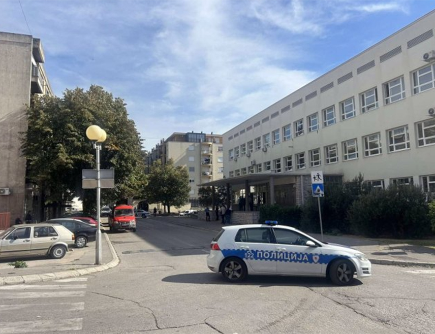 TРЕБИЊЕ, 6. ОКTОБРА /СРНА/ - Полиција је завршила контрадиверзиони преглед објекта Центра средњих школа у Tребињу након дојаве о постављеној бомби и ништа није пронађено, а настава се наставља, изјавила је Срни директор школе Соња Милишић.