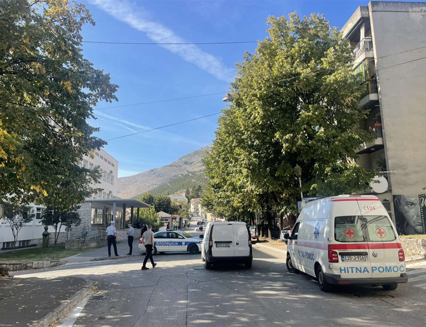 TРЕБИЊЕ, 6. ОКТОБРА /СРНА/ - Полиција у Требињу данас је добила телефонску пријаву од непознатог лица да се у школској торби једног ученика у Центру средњих школа налази бомба и килограм експлозива, али се испоставило да је била лажна дојава, саопштено је из требињске Полицијске управе.