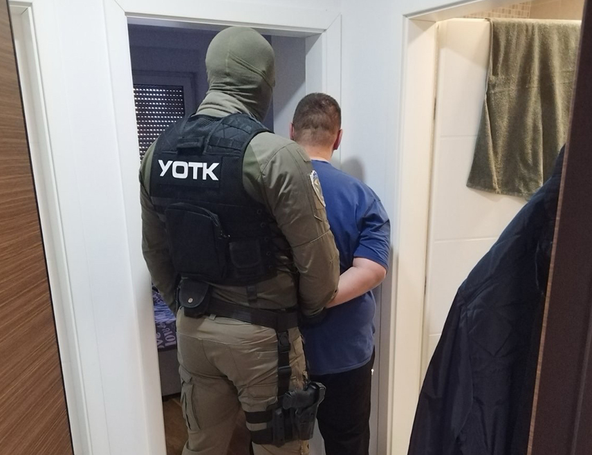 БАЊАЛУКА, 6. ОКТОБРА /СРНА/ - Припадници Управе за организовани и тешки криминалитет и Министарства унутрашњих послова /МУП/ Републике Српске данас су у Добоју ухапсили држављанина Црне Горе за којим је Њемачка расписала међународну Интерполову црвену потјерницу.