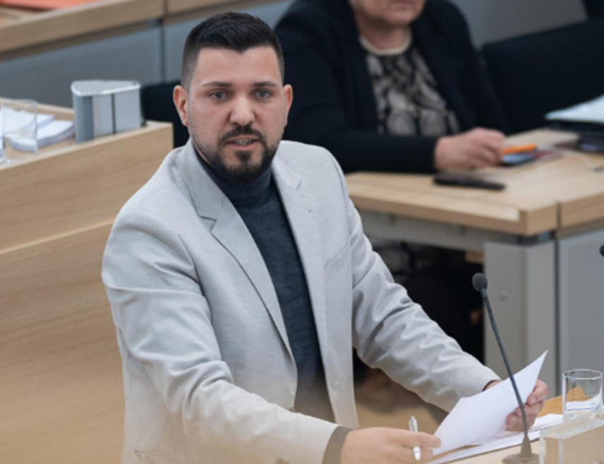 БЕРЛИН, 6. ОКТОБРА /СРНА/ - Посланик Алтернативе за Њемачку /АфД/ Тобијас Ројш изабран је за предсједника парламента у покрајини Саксонија-Анхалт.