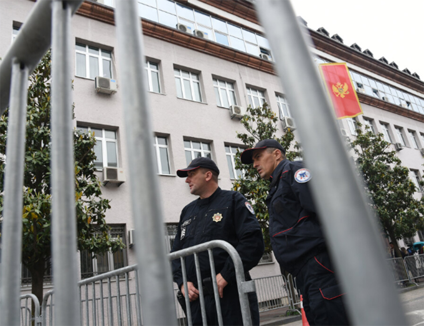 ПОДГОРИЦА, 7. ОКТОБРА /СРНА/ - Црногорско Специјално државно тужилаштво је Вишем суду у Подгорици поднијело захтјев за трајно одузимање имовинске користи стечене криминалном активношћу од Милана Вујотића, који је правоснажно осуђен на 11 година затвора за кривична дјела стварање криминалне организације и неовлаштена производња, држање и стављање у промет дроге.