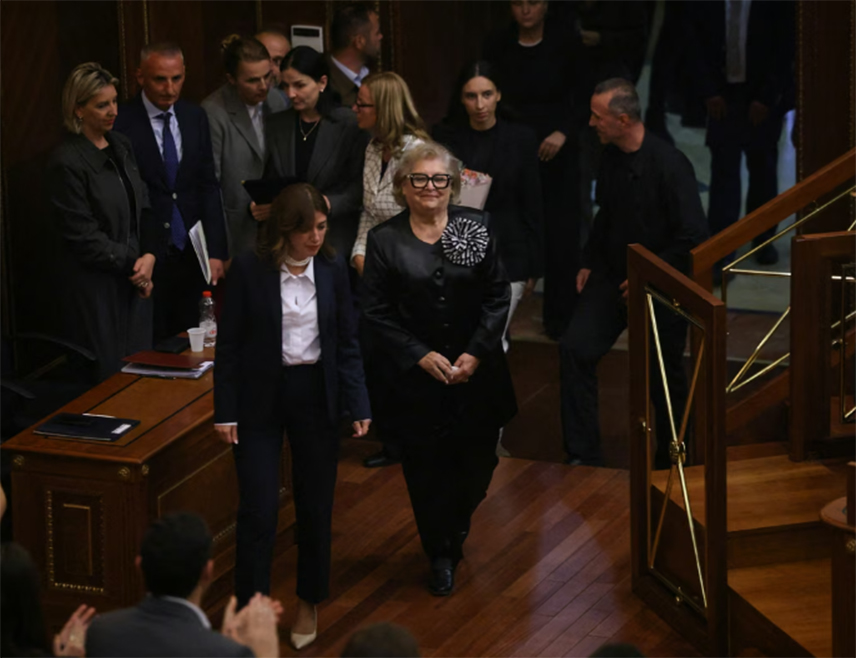 ПРИШТИНА, 7. ОКТОБРА /СРНА/ - Јустина Широка Пуља изабрана је за предсједника самопроглашеног Косова, а такозвани косовски парламент је усвојио промјене закона о Специјалном суду, након чега су ветерани терористичке ОВК прекинули вишедневни протест због хашке пресуда њеним лидерима у Хагу.