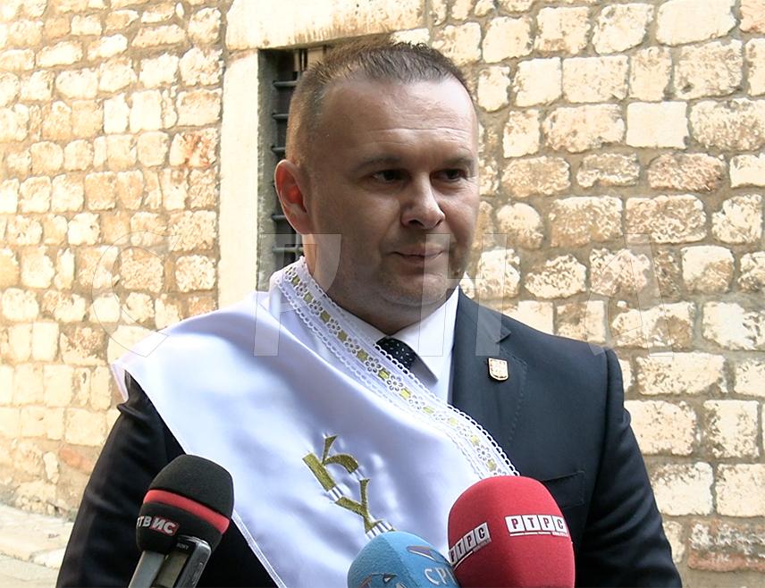 САРАЈЕВО, 7. ОКТОБРА /СРНА/ - Градоначелник Источног Сарајева Љубиша Ћосић истакао је данас у Сарајеву, гдје је у Старој цркви кумовао поводом данашњем православног празника Свете првомученице Текле, да је српски народ на овим просторима сачувао своју вјеру православну, те нагласио важност саборности.