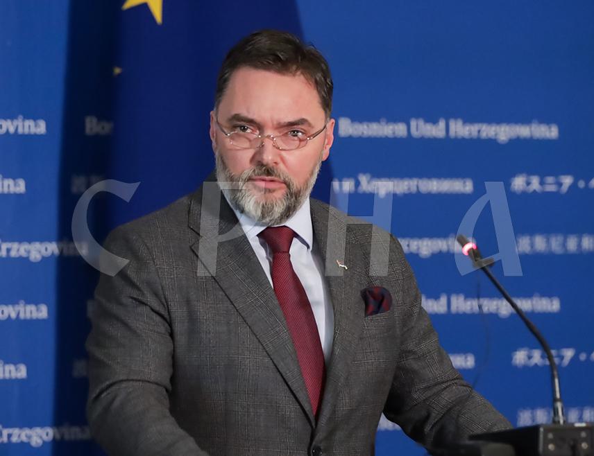 SARAJEVO, OCTOBER 7 /SRNA/ - SNSD Presidency member Staša Košarac said the party would insist that election winners and legitimately elected representatives of all three constituent peoples be the ones to hold talks, adding that the election result showed there was no civic BiH.
