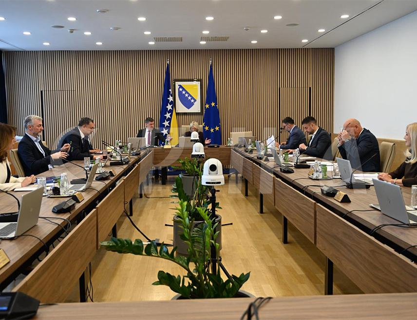 САРАЈЕВО, 7. ОКТОБРА /СРНА/ - Укупна робна размјена БиХ са свијетом у првом полугодишту износила 24,41 милијарду КМ, од чега се 8,84 милијарде КМ односи на вриједност извоза, док је вриједност увоза достигла 15,58 милијарди КМ, што је резултирало спољнотрговинским дефицитом од 6,74 милијарде КМ.