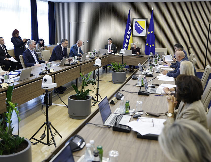 САРАЈЕВО, 7. ОКТОБРА /СРНА/ - Служби за послове са странцима БиХ је у првом кварталу ове године пријављено 3.468 миграната или 66 одсто више него у истом периоду лани, подаци су из Информације о стању у области миграција у БиХ, коју је данас у новом тексту усвојио Савјет министара.