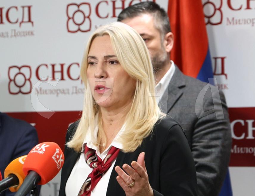 САРАЈЕВО, 7. ОКТОБРА /СРНА/ - Кандидат СНСД-а за српског члана Предсједништва БиХ Жељка Цвијановић освојила је 305.165 или 55,58 одсто гласова, што је за 160.040 више у односу на кандидата СДС-а Маринка Божовића, најновији су прелиминарни подаци Централне изборне комисије /ЦИК/ БиХ.