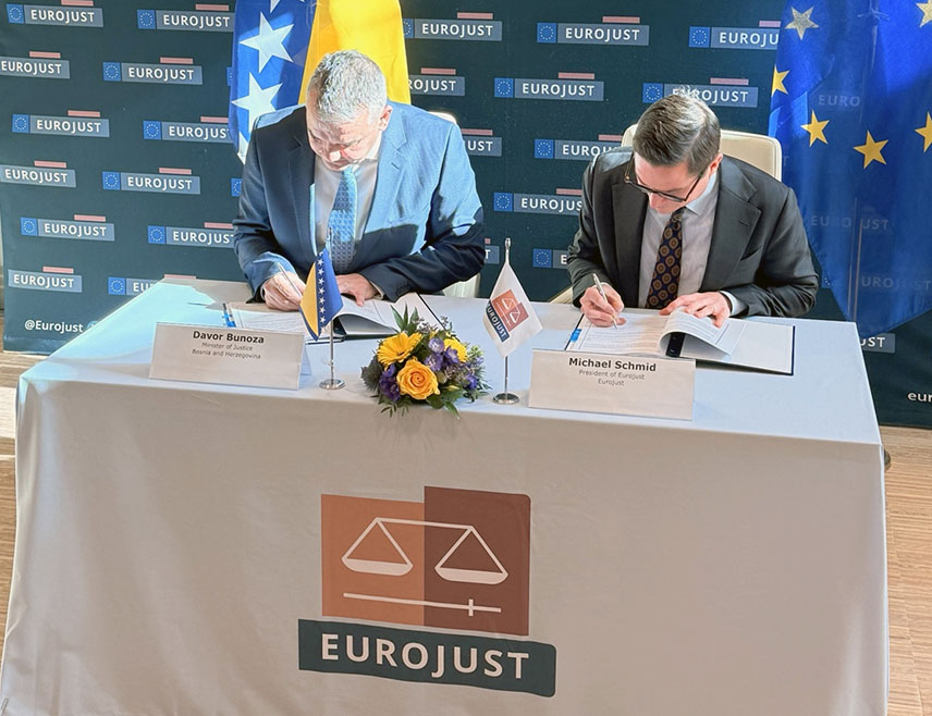 SARAJEVO, OCTOBER 8 /SRNA/ - Minister of Justice in the Council of Ministers Davor Bunoza and Eurojust President Michael Schmid today signed a working arrangement in The Hague, creating the conditions for the full operational implementation of BiH's cooperation agreement with the European agency.