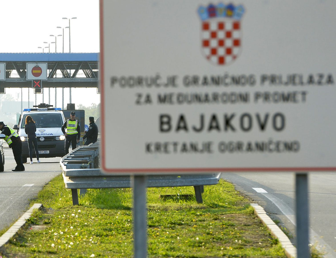 ЗАГРЕБ, 8. ОКТОБРА /СРНА/ - Двојица мушкараца ухапшена су на граничном прелазу Бајаково, између Хрватске и Србије, због сумње да су узели 50.000 евра од 69-годишње жене из Загреба коју су преварили да јој је кћерка погинула у саобраћајној несрећи.