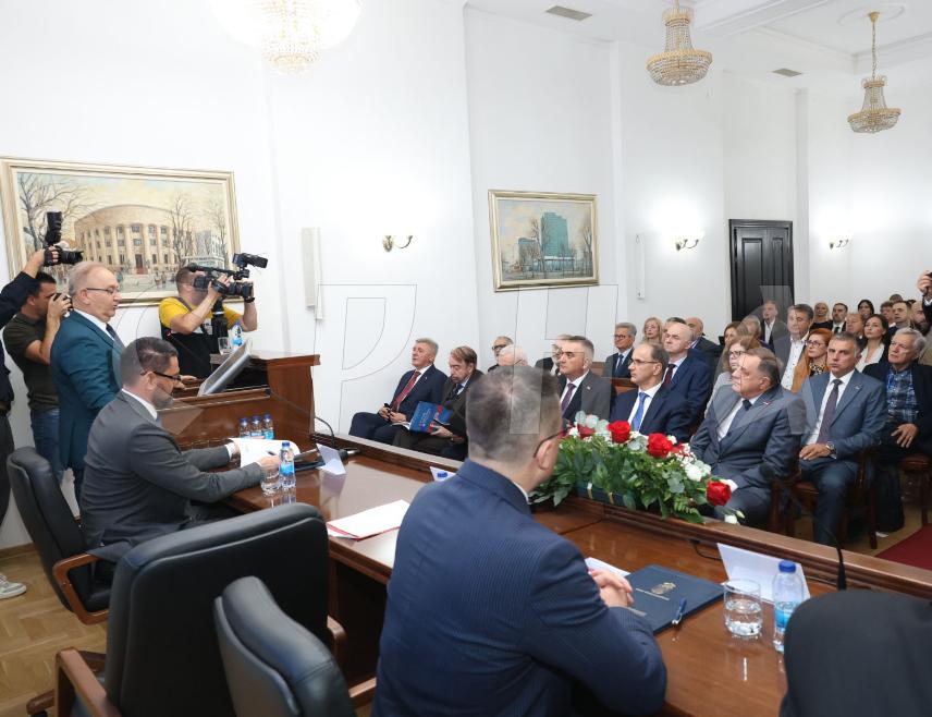 БАЊАЛУКА, 9. ОКТОБРА /СРНА/ - Манифестација "Од знања ћуприја – наука и знање у служби јединства и будућности српског народа" почела је данас у Бањалуци, а присуствују јој предсједници влада Србије и Републике Српске Ђуро Мацут и Саво Минић.