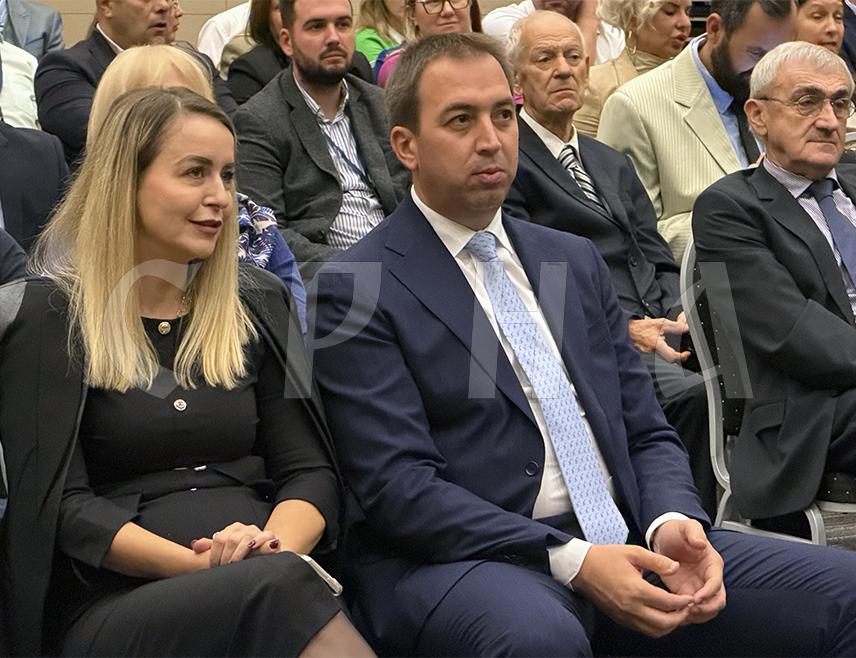 ТЕСЛИЋ, 9. ОКТОБРА /СРНА/ - Министар правде Републике Српске Горан Селак поручио је да се Република Српска залаже за надлежности дефинисане Дејтонским мировним споразумом и да не жели ништа туђе.