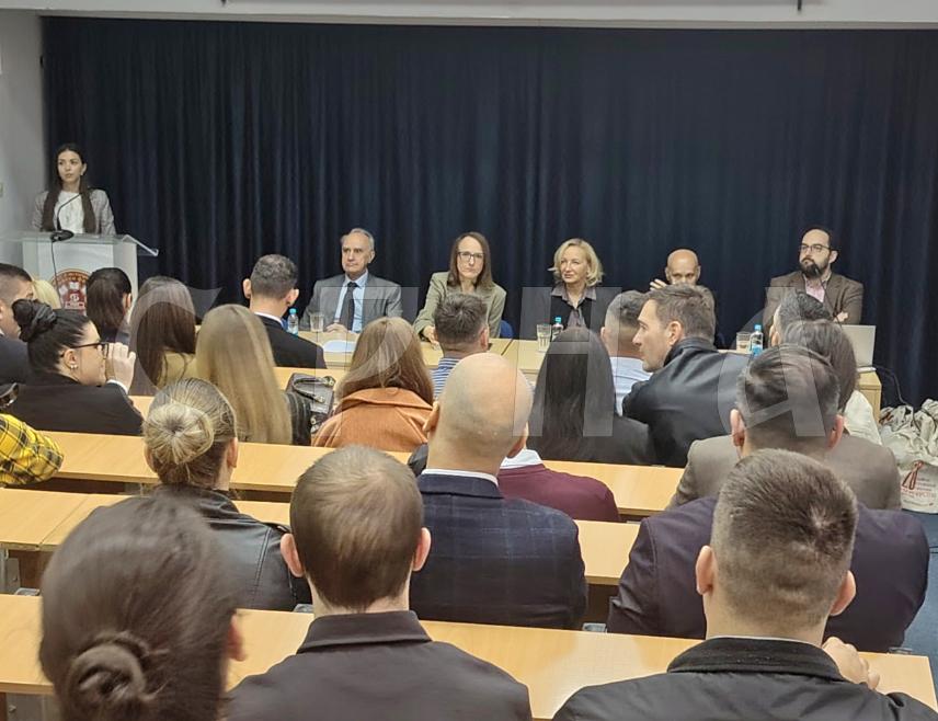 ПАЛЕ, 9. ОКТОБРА /СРНА/ - Студенти прве генерације Катедре за новинарство и политикологију Филозофског факултета Универзитета у Источном Сарајеву окупили су се данас на пријему којим је обиљежено 20 година постојања и рада тог студијског програма.