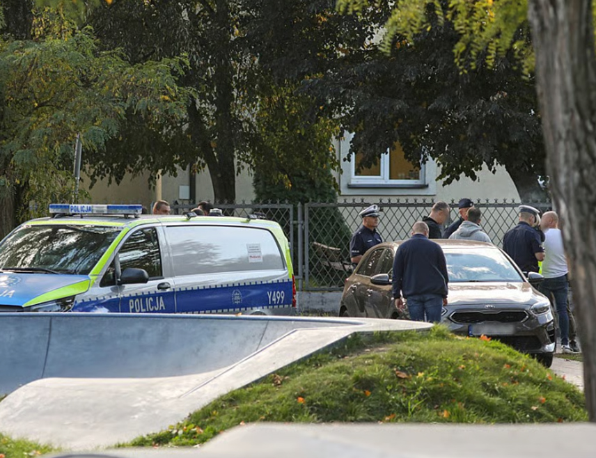 ВАРШАВА, 9. ОКТОБРА /СРНА/ - Пољска полиција привела је 10 људи због пријетњи образовним институцијама, а многе школе и вртићи су затворени или су прешли на наставу на даљину након напада у којима је једна особа убијена, а неколико повријеђено.