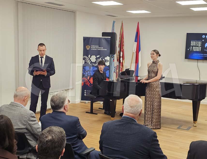 ИСТОЧНО САРАЈЕВО, 10. ОКТОБРА /СРНА/ - Концерт "Звијезде у успону" младих руских музичара одржан је вечерас на Музичкој академији Универзитета у Источном Сарајеву, у оквиру пројекта представљања руске класичне музике и културе.