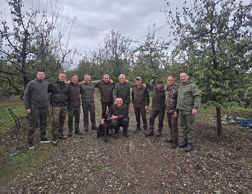 ШАМАЦ, 11. ОКТОБРА /СРНА/ - Коначно недјеља са мојом екипом из групе Црквина, са којом ловим више од 20 година, написао је предсједник Владе Републике Српске Саво Минић на "Иксу" уз фотографију са својим пријатељима ловцима.