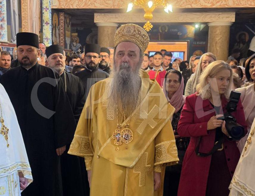 БИЈЕЉИНА, 11. ОКТОБРА /СРНА/ - Његово високопреосвештенство митрополит зворничко-тузлански Фотије поручио је данас да је Црква увијек ту за свој народ као духовна мајка, да она носи крст Христов, свједочи крст и васкрсење Христово.