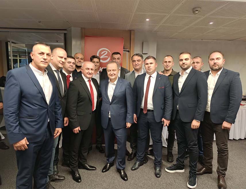 БАЊАЛУКА, 12. ОКТОБРА /СРНА/ - Социјалистичка партија саопштила је да пружа пуну подршку Социјалистичкој партији Србије и њеном изборном програму, увјерена да су политика одговорности, социјалне правде, мира и стабилности важне претпоставке даљег развоја и напретка Србије.