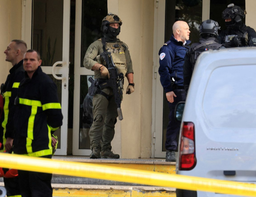 ОБАЊ, 12. ОКТОБРА /СРНА/ - Француска полиција привела је четрнаестогодишњака осумњиченог да је пуцао у својој основној школи из ловачке пушке и ранио директора и наставника, саопштили су тужиоци.