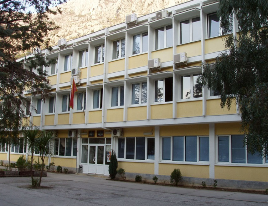 КОТОР, 12. ОКТОБРА /СРНА/ - Основни суд у Котору донио је рјешење којим је констатована апсолутна застарјелост извршења затворске казне од три године и девет мјесеци бившем предсједнику државне заједнице Србија и Црна Гора и некадашњем високом функционеру Демократске партије социјалиста Светозару Маровићу.
