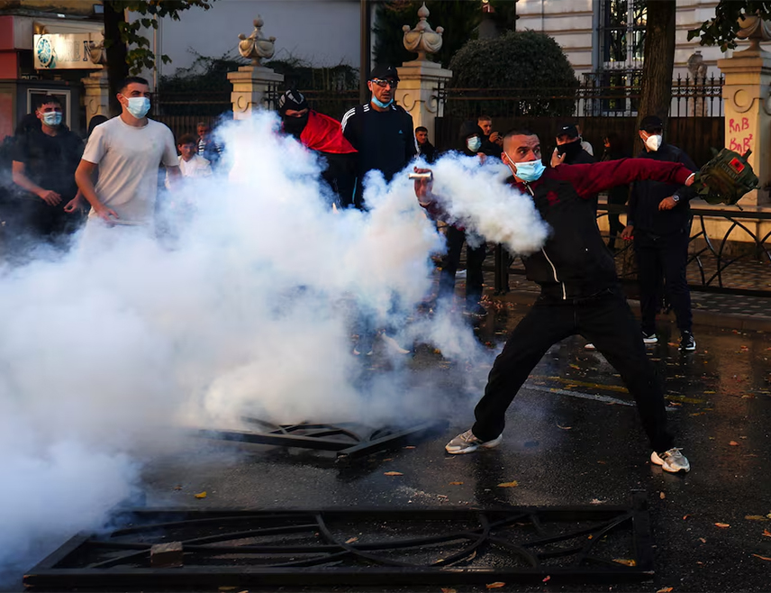 TIRANA, OCTOBER 14 /SRNA/ - Several people were injured in Tirana after clashes broke out between police and protesters at a student demonstration, while a number of participants were detained.