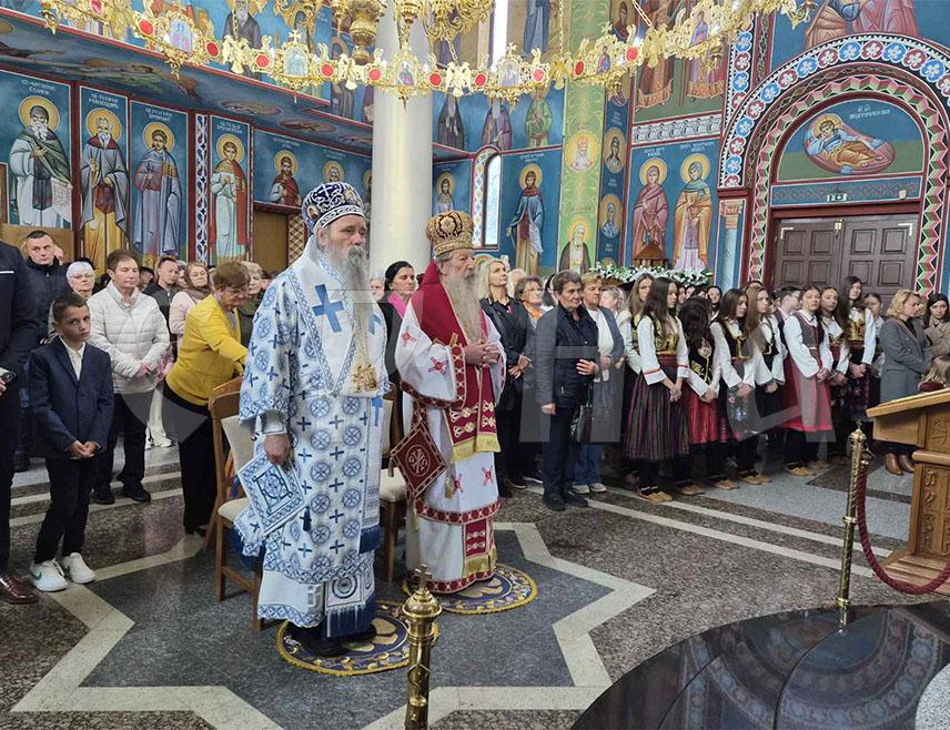 БРОД, 14. ОКТОБРА /СРНА/ - Његово високопреосвештенство митрополит зворничко-тузлански Фотије и митрополит митилински Јаковос, уз саслужење свештенства бродске црквене општине, служе Свету архијерејску литургију Храма Покрова Пресвете Богородице у Броду, поводом храмовне и општинске крсне славе.