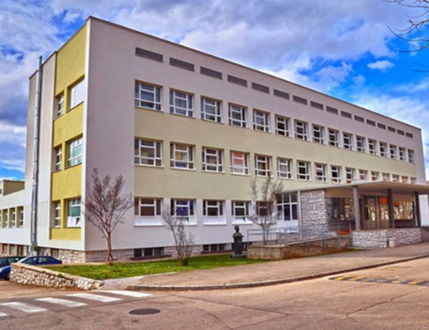 ТРЕБИЊЕ, 14. ОКТОБРА /СРНА/ - Припреме за сезону гријања у требињским средњим школама су у току, а очекује се да ће до краја октобра бити завршена реконструкција котловнице, захваљујући помоћи Владе Републике Српске и Градске управе, изјавио је Срни директор Tехничке школе Небојша Бован.