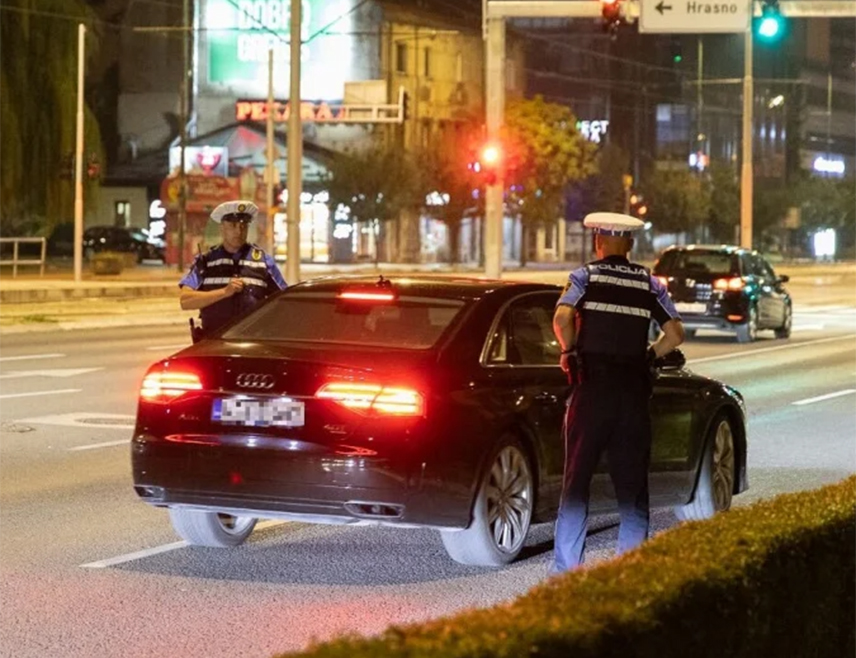 САРАЈЕВО, 14. ОКТОБРА /СРНА/ - Сарајевска полиција привремено је одузела два аутомобила и мотоцикл од три возача вишеструка повратника у саобраћајним прекршајима који за неплаћене казне дугују укупно 35.459 КМ.