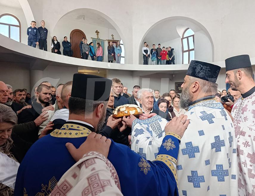 МРКОЊИЋ ГРАД, 14. ОКТОБРА /СРНА/ - У Подрашници код Мркоњић Града данас је у новој Цркви Покрова Пресвете Богородице прослављена храмовна слава у присуству великог броја вјерника.
